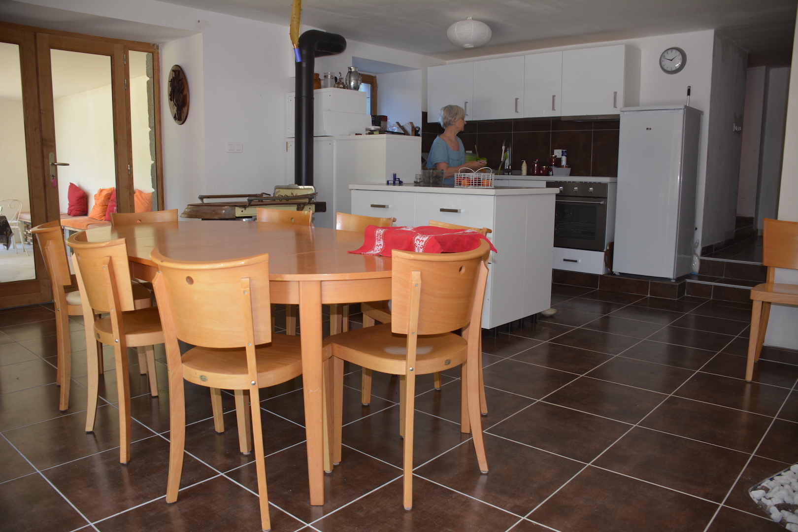 La cuisine et la table de la salle à manger