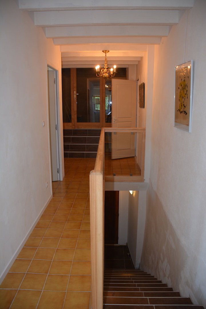 L'escalier depuis la cuisine et le couloir