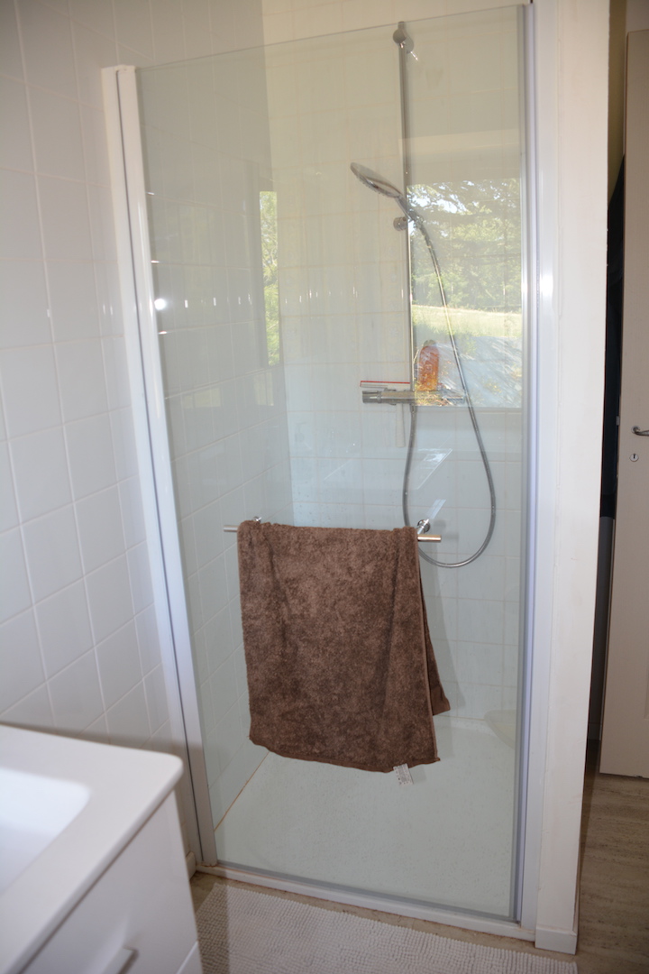La douche privative de la chambre 