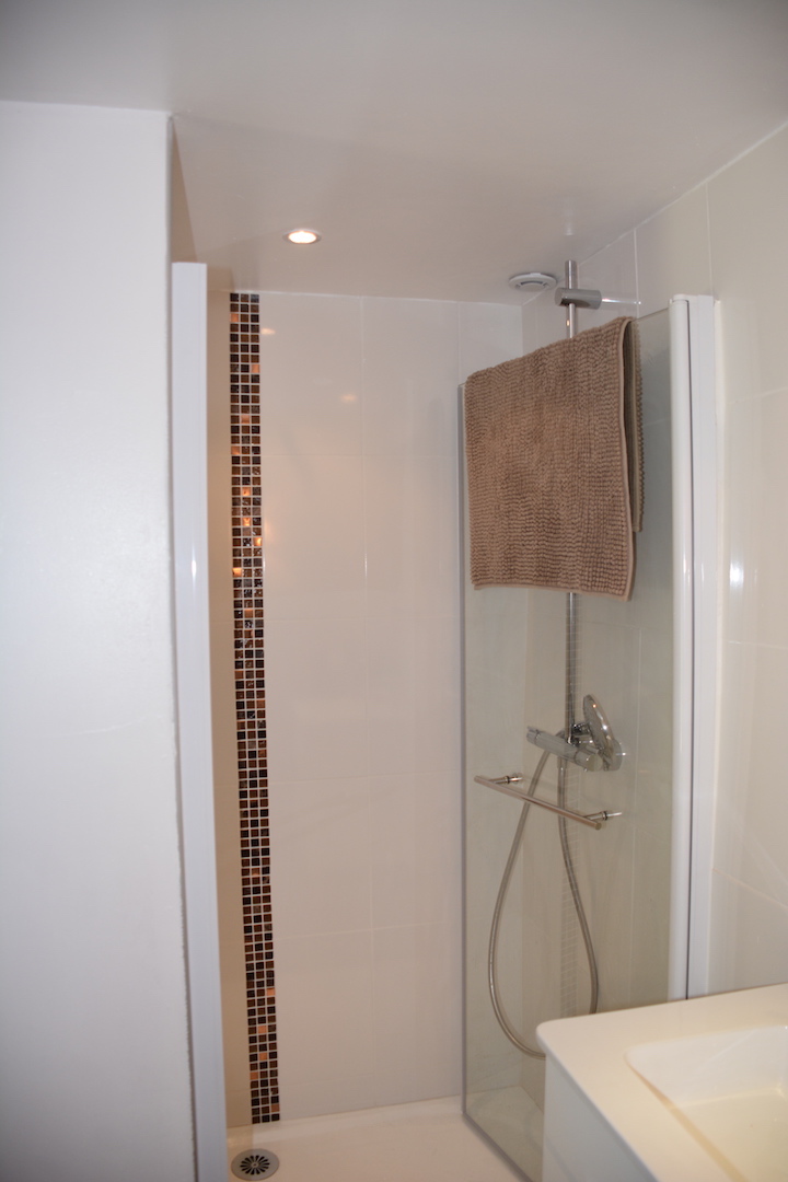 La douche privative de la chambre 