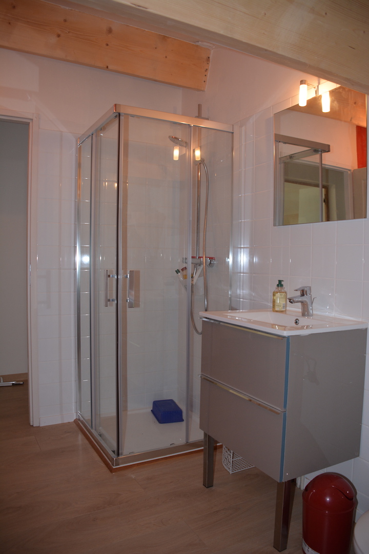 La douche de la salle d'eaux commune