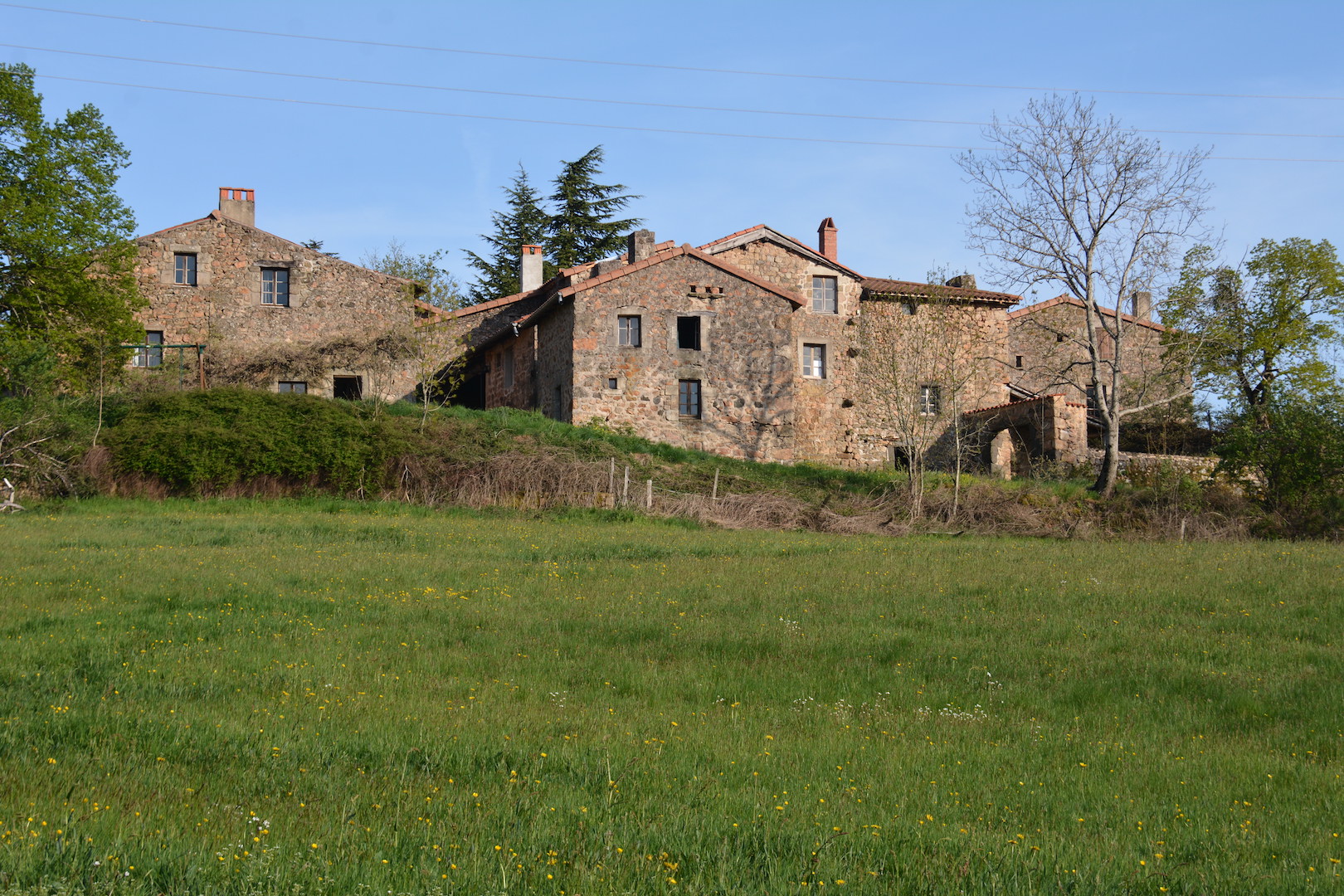 Le hameau de Chamblard depuis les prés du Sud